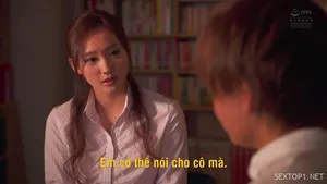 Sáng sớm chào cờ nhờ em kế giúp xả vào mông