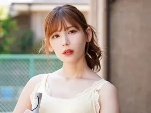 Người đẹp có ngoại hình trong sáng nhất đi biển kiếm tiền. Cô ấy trông ngoan ngoãn và điềm tĩnh. Cô cởi bộ đồ ngủ ra và xoa xoa bộ ngực trắng nõn và mềm mại của mình