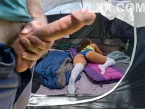Bố má đi vắng nên nhờ chị cạnh nhà chăm sóc tôi và tôi đã đụ chị ấy