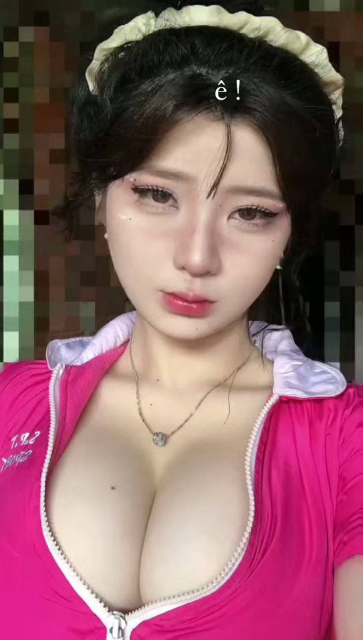 Trước nguy cơ bị quản lý sa thải, gã chồng đành nhìn người vợ bị quản lý nắc để cứu vãn
